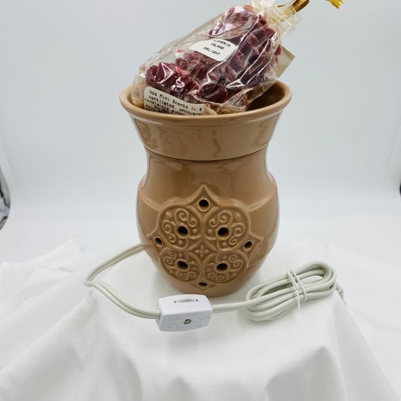 Electric scented wax melter with plumeria wax included - Picture 7 of 9